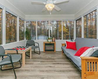 Adventure Lodge-Gameroom, Fire Ring, Nc Zoo, Seagrove Pottery, Lazy 5 Ranch - Asheboro - Living room