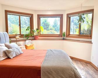 Remodeled basement in Corvallis, surrounded by forest and trails! - Corvallis - Schlafzimmer