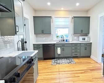 Huge 4br, 2.5ba; Minutes from Union College, Ge, Ellis Hosp; Stocked,parking, - Scotia - Cocina