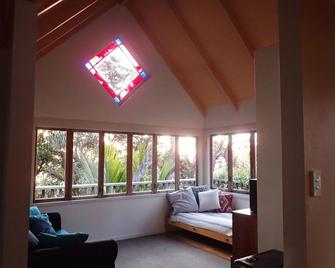 Bach in quiet bush setting with sea views - Great Barrier Island - Living room