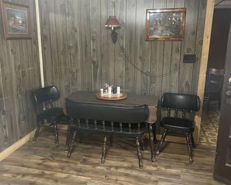 Piedmont lake hunting and fishing cabin - Freeport - Dining room
