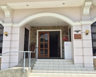 El Haciendero Private Hotel - אילוילו סיטי