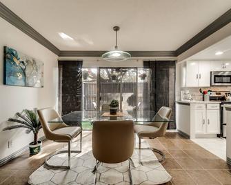 1st Flr Luxury2b 2bth Condo w/King/2 sep twin beds - Grand Prairie - Dining room