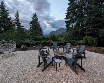 Newly Renovated Shuswap Lake Cabin Multi-Family Retreat Sleeps 12 - Blind Bay - Patio