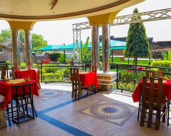 Excellent views of Rwenzori mountains - Kasese - Restaurant
