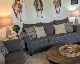 Stay in the heart of Danville 2 - Danville - Living room