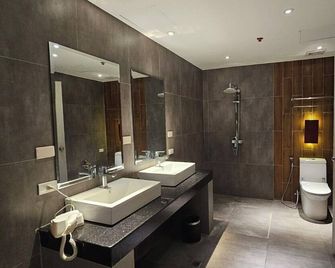 Valentino's Hotel - Angeles City - Baño