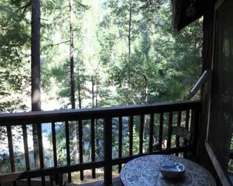 'Twin Trees' Cabin River Access In Redwoods WiFi - Garberville - Balkon
