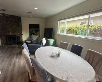 Charming 3-bedroom house with WiFi and AC in amazing Davis - Davis - Dining room