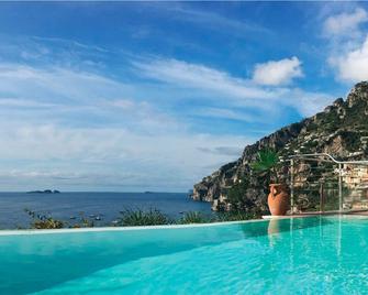 فندق مارينكانتو - بوسيتانو - حوض السباحة