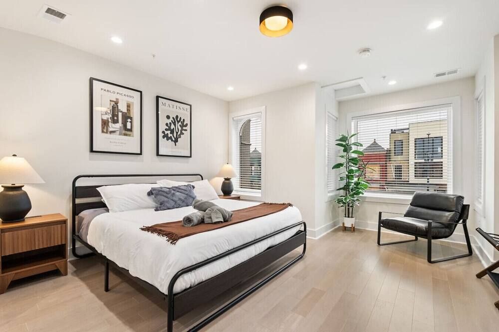 Designer 3-Bedroom Home with King Bed, Family-Friendly, Columbia Heights - واشنطن د.ك. - غرفة نوم