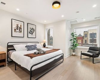 Designer 3-Bedroom Home with King Bed, Family-Friendly, Columbia Heights - واشنطن د.ك. - غرفة نوم