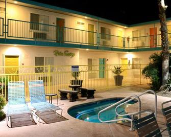 Knights Inn Palm Springs - Palm Springs - Pool