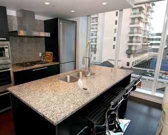 The Falls: The Waterfalls Hotel: Luxury Oasis at the Falls in Victoria, BC - Victoria - Kuchyň