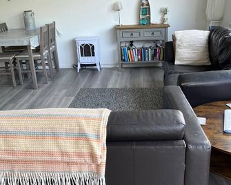 Extended, upgraded, detached 2 bed chalet sleeps 4. Two minute walk to beach. - Swansea - Salon