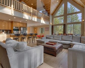 Heated Indoor Pool, Arcade, Skeeball, Sauna, Foosball, Pool Table, Spa, Grill - Heavenly Escape - Meyers - Living room
