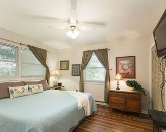 Lucerne Chalet - Treetop Mountain Views in Downtown Asheville -Fp, Dog Friendly! - Asheville - Chambre
