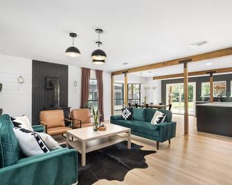 Tranquil Country Escape, 4 Bedrooms, Pond, Firepit - Greenville - Sala de estar