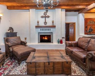 The Ranch, Secluded Southwestern Charm with Massive Catalina Mountain Views - Oro Valley - Wohnzimmer