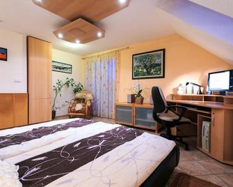 Penzion V Hluboké a Department Glamp - Vsetín - Bedroom