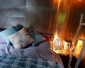 Melissa Belle is a luxury, Vintage Airstream that is based in Etties Field - Atherstone - Ložnice
