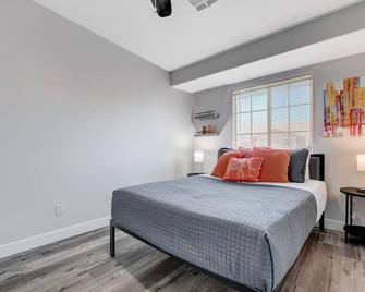3-Bedroom Vacation Home just 9 Minutes from Las Vegas Motor Speedway - Las Vegas - Habitación