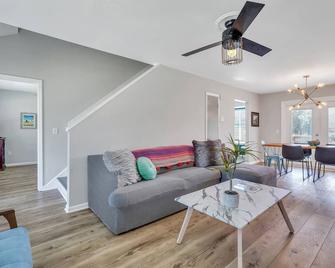 Lagoona Matata (private pool + dock) - Whitemarsh Island - Living room