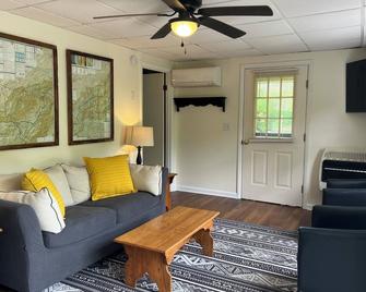 Private Trail Access, Mountain and Creek Views, Short Walk to Town - Hot Springs - Living room