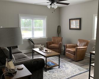 Newly Renovated 2 Bed/2 Bath Pet Friendly - Walk To Village! - Skaneateles - Living room
