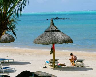 Azuri Beachside Apartment with Private Garden - Roches Noires - Beach