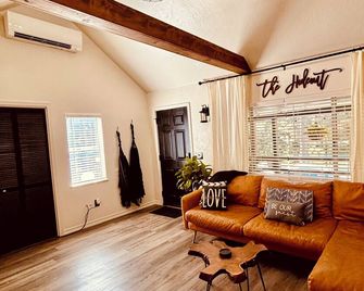 The Hide-Out! A Boho Cabin AC- Wi-fi - Mi Wuk Village - Sala de estar
