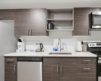 Luxury Lofts, Downtown, Playhouse Sq, Near Stadium And Arena, Fire Pit, Rooftop Deck, Bbq, Onsite Garage Parking, Close to Everything! - Cleveland - Phòng bếp