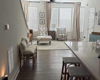 Brand New Condo In Historic Downtown Wake Forest - Wake Forest - Huiskamer