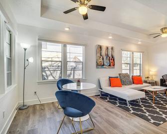 Charming Gulf Coast Cottage - 1 Mile to the Coast! - Long Beach - Living room