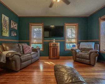 Historic 3 -bedroom house in Algona close to downtown WiFi. 2 parks nearby - Algona