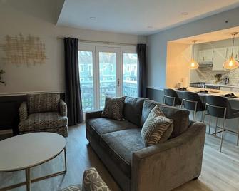 Newly Renovated Loft Villa at Norwich Spa with amenities, 3 minutes to Mohegan - Norwich - Living room