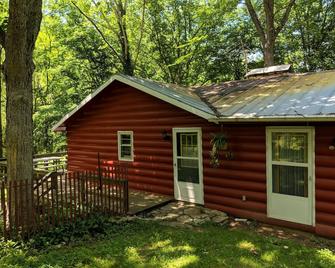 Our creekside cabin is nestled deep in the country on a secluded lane. - Spencer - Outdoors view