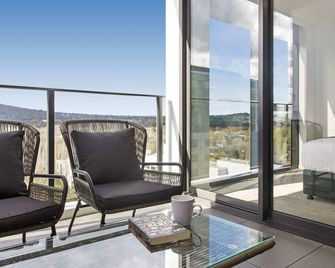 Central 2-Bed With Gym, Bbq & Stunning Views - Canberra - Balcony