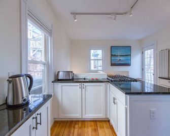 3BR Cottage Parking A Peaceful Oasis on Munjoy Hill - Portland - Kitchen