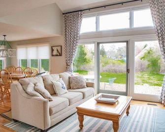 On Hgtv! New W/ Hot Tub, Bocce Court, Ac, Walk To Town & Beach! - Edgartown - Living room
