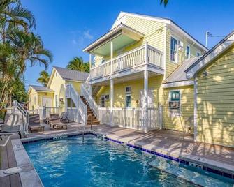 Carey's Corner - Key West - Pool