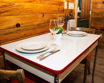 Cozy cabin Steps from Lake and Board walk, 5 min RMNP, Moose Lodge Studio - Grand Lake - Jadalnia