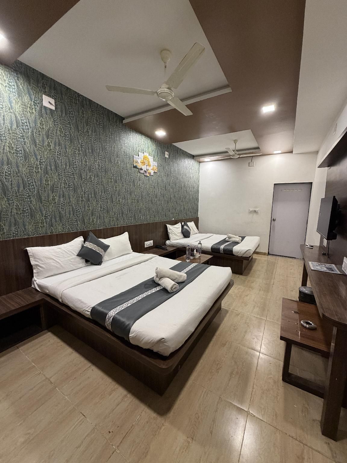 Hotel Candlewood Bar & Restro - Mount Abu - Schlafzimmer