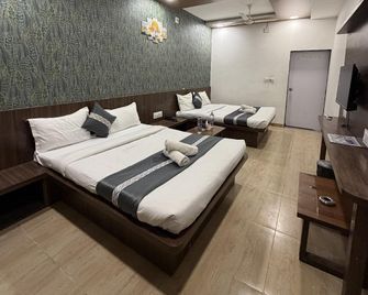 Hotel Candlewood Bar & Restro - Mount Abu - Schlafzimmer