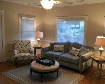 Cozy Cottage in Historic Lewes Delaware - Lewes - Living room