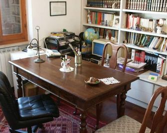 Small, Comfortable Villa In Olive Grove, One Hour Train Ride From Rome - 테르니 - 다이닝룸