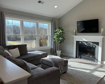 Brand New Spacious Coastal Home - South Kingstown - Salon