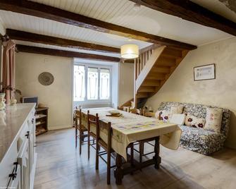 Gîte Arthemise Is Located In A Charming Village In The Valley Of The Saone - Vaite - Comedor