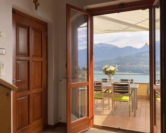 Luxurious facility. Wide view on Lake Iseo. With privacy, pool and airco - Tavernola Bergamasca - Balcón