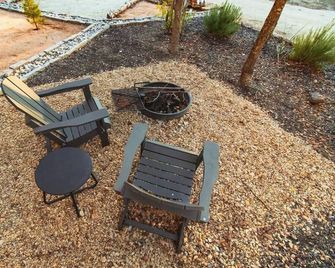 The Cedar Casita at Selah Place - Athens - Патіо